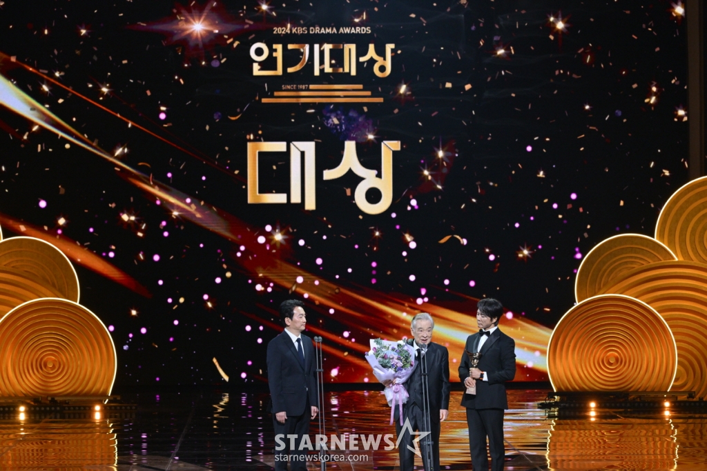 배우 이순재가 11일 오후 KBS 2TV에서 방송된 '2024 KBS 연기대상'에서 대상을 받은 뒤 소감을 말하고 있다. '2024 KBS 연기대상'은 지난달 31일 서울 영등포구 여의도 KBS홀에서 MC 장성규, 소녀시대 서현, 문상민의 진행 아래 시상식이 꾸며졌다. 작년 12월 29일 무안공항 제주항공 여객기 참사 여파로 국가 애도 기간이 선포됨에 따라 추모 물결에 동참, 예정된 생중계를 취소하고 방송을 한 해 미뤘다. / 사진제공=KBS /사진=김창현 chmt@