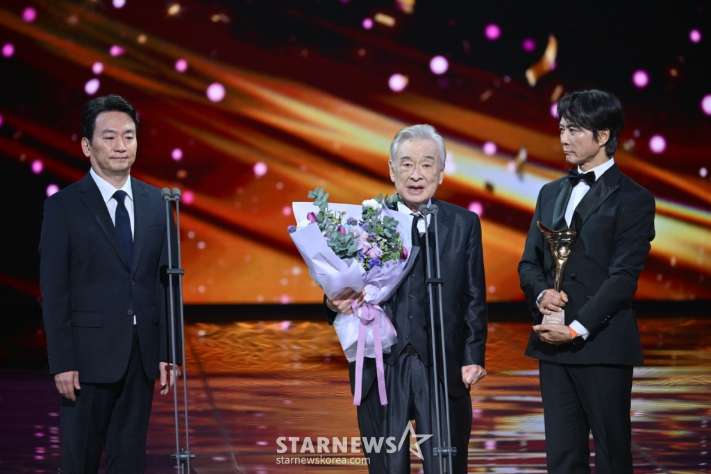 배우 이순재가 11일 오후 KBS 2TV에서 방송된 '2024 KBS 연기대상'에서 대상을 받은 뒤 소감을 말하고 있다. '2024 KBS 연기대상'은 지난달 31일 서울 영등포구 여의도 KBS홀에서 MC 장성규, 소녀시대 서현, 문상민의 진행 아래 시상식이 꾸며졌다. 작년 12월 29일 무안공항 제주항공 여객기 참사 여파로 국가 애도 기간이 선포됨에 따라 추모 물결에 동참, 예정된 생중계를 취소하고 방송을 한 해 미뤘다. / 사진제공=KBS /사진=김창현 chmt@