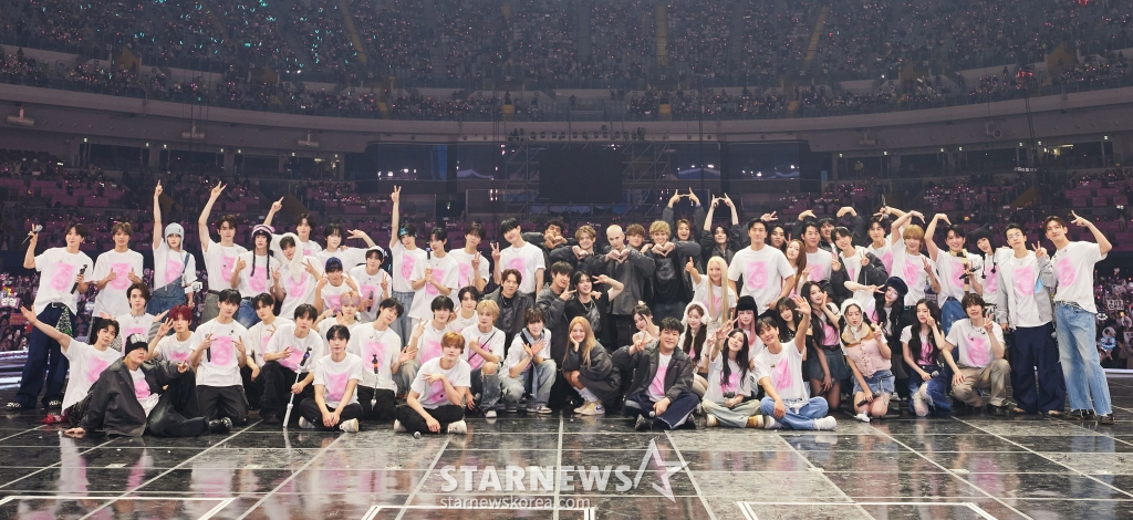 12일 서울 고척스카이돔에서 진행된 에스엠타운 라이브 2025 '더 컬처, 더 퓨처' 인 서울(SMTOWN LIVE 2025 'THE CULTURE, THE FUTURE' in SEOUL) 콘서트에서 출연진들이 기념촬영을 하고 있다. /사진제공=SM엔터테인먼트 2025.01.12 /사진=이동훈 photoguy@