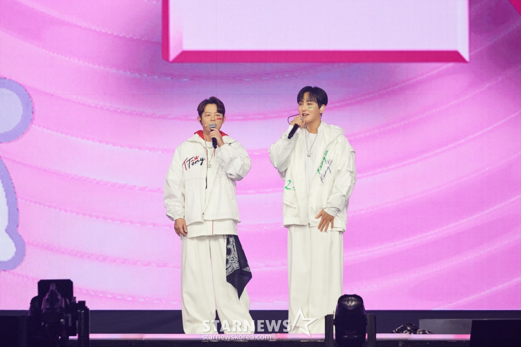 HOT 토니안, 강타가 12일 서울 고척스카이돔에서 진행된 에스엠타운 라이브 2025 '더 컬처, 더 퓨처' 인 서울(SMTOWN LIVE 2025 'THE CULTURE, THE FUTURE' in SEOUL) 콘서트에서 멋진 무대를 펼치고 있다. /사진제공=SM엔터테인먼트 2025.01.12 /사진=이동훈 photoguy@