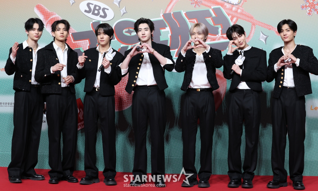 (인천=뉴스1) 권현진 기자 = 엔하이픈 니키(왼쪽부터)와 희승, 제이크, 성훈, 정원, 선우, 제이가 인천 인스파이어 아레나에서 열린 ‘2024 SBS 가요대전’(이하 ‘가요대전’) 레드카펫 행사에 참석해 포즈를 취하고 있다. 2024.12.25/뉴스1 Copyright (C) 뉴스1. All rights reserved. 무단 전재 및 재배포, AI학습 이용 금지. /사진=(인천=뉴스1) 권현진 기자