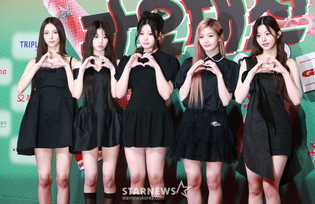 걸그룹 아일릿이 인천 인스파이어 리조트에서 진행된 2024 SBS 가요대전 레드카펫 행사에 참석해 포즈를 취하고 있다. /2024.12.25 /사진=이동훈 photoguy@