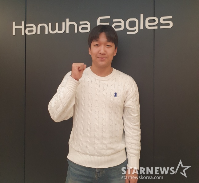 한화 권민규가 최근 대전한화생명이글스파크에서 사진 요청에 응하고 있다. /사진=김동윤 기자