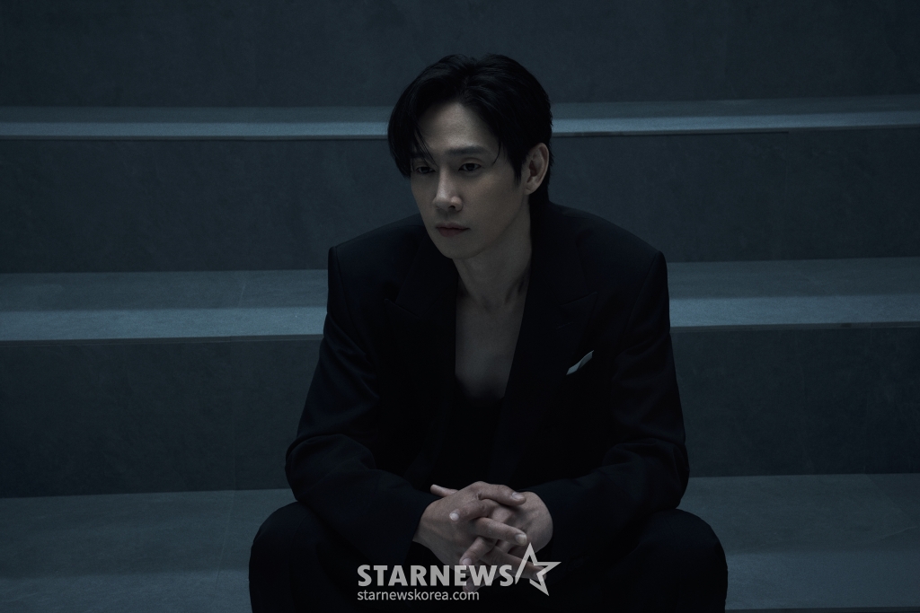 배우 박성훈이 8일 오후 서울 종로구의 한 카페에서 진행된 넷플릭스 시리즈 '오징어 게임2' 관련 인터뷰를 위해 포즈를 취하고 있다. 박성훈은 극 중 트랜스젠더 현주 역을 맡아 열연했다. / 사진제공=넷플릭스 /사진=김창현 chmt@