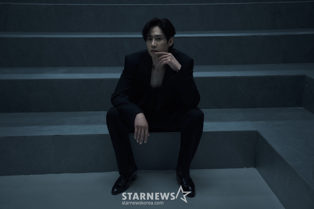 배우 박성훈이 8일 오후 서울 종로구의 한 카페에서 진행된 넷플릭스 시리즈 '오징어 게임2' 관련 인터뷰를 위해 포즈를 취하고 있다. 박성훈은 극 중 트랜스젠더 현주 역을 맡아 열연했다. / 사진제공=넷플릭스 /사진=김창현 chmt@