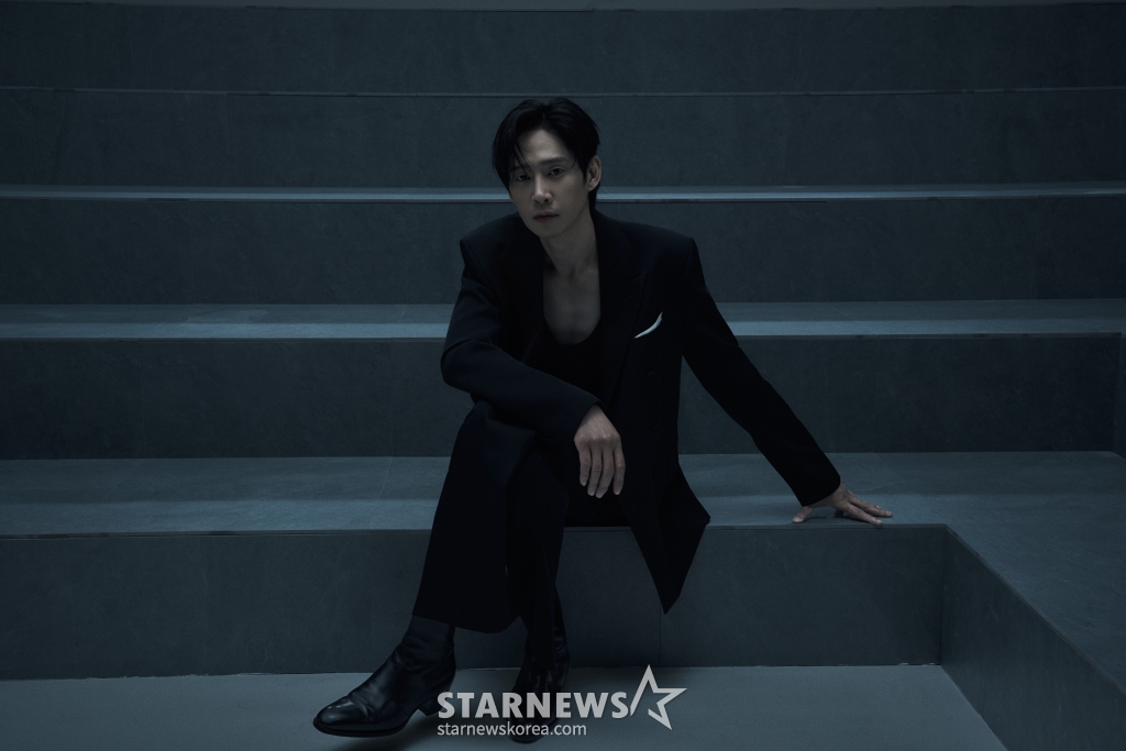 배우 박성훈이 8일 오후 서울 종로구의 한 카페에서 진행된 넷플릭스 시리즈 '오징어 게임2' 관련 인터뷰를 위해 포즈를 취하고 있다. 박성훈은 극 중 특전사 출신 트랜스젠더 현주 역을 맡아 열연했다. / 사진제공=넷플릭스 /사진=김창현 chmt@