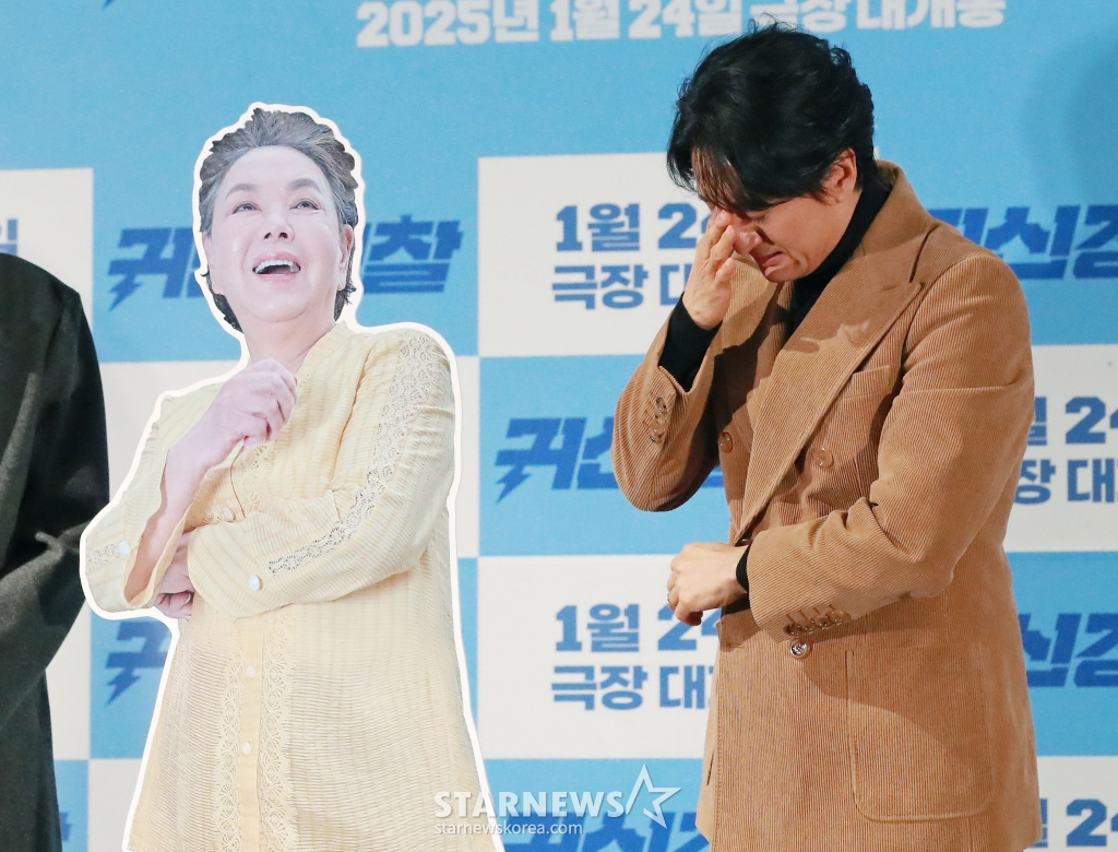 배우 신현준이 13일 오후 서울 CGV용산아이파크몰에서 진행된 영화 '귀신경찰'(감독 김영준) 언론배급시사회 및 기자간담회에 참석해 故 김수미의 등신대를 보며 눈물을 흘리고 있다. /2025.01.13 /사진=이동훈 photoguy@