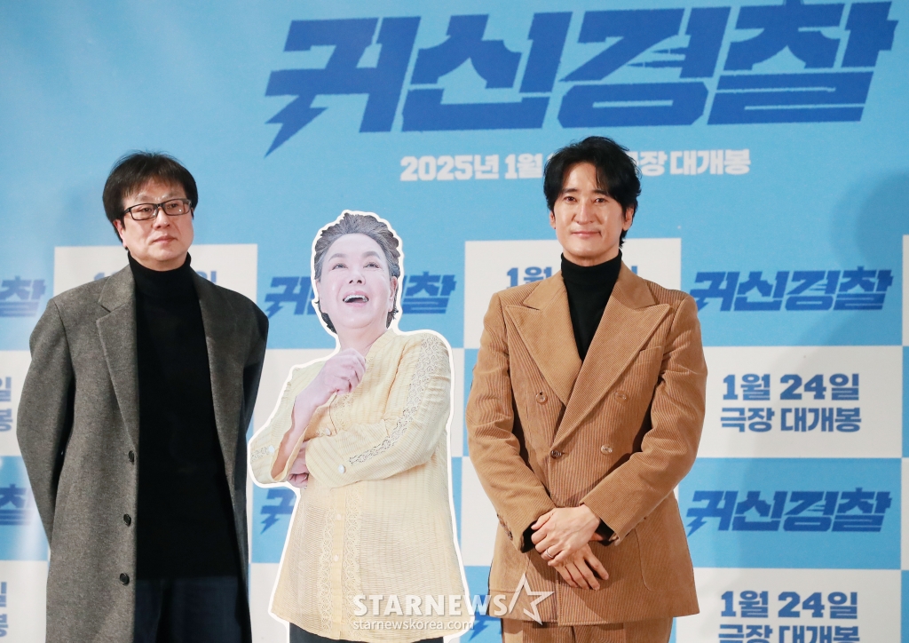 김영준 감독, 배우 신현준이 13일 오후 서울 CGV용산아이파크몰에서 진행된 영화 '귀신경찰'(감독 김영준) 언론배급시사회 및 기자간담회에 참석해 故 김수미의 등신대와 포즈를 취하고 있다. /2025.01.13 /사진=이동훈 photoguy@
