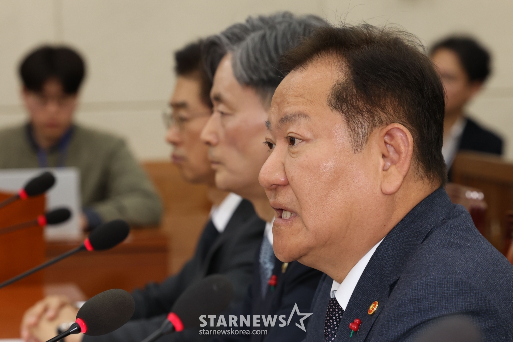 [서울=뉴시스] 권창회 기자 = 5일 오전 서울 여의도 국회에서 열린 행정안전위원회 전체회의 비상계엄 관련 긴급 현안질의에서 이상민 행정안전부 장관이 의원질의에 답하고 있다. 2024.12.05. kch0523@newsis.com /사진=권창회