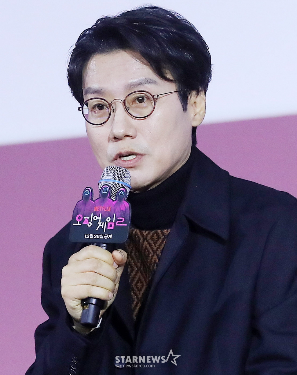 황동혁 감독이 9일 오전 서울 중구 동대문디자인플라자에서 진행된 넷플릭스 시리즈 '오징어 게임 시즌2' 제작발표회에 참석해 인사말을 하고 있다. '오징어 게임 시즌2'는 복수를 다짐하고 다시 돌아와 게임에 참가하는 '기훈'(이정재)과 그를 맞이하는 '프론트맨'(이병헌)의 치열한 대결, 그리고 다시 시작되는 진짜 게임을 담은 이야기다. 오는 26일 공개. 2024.12.9 /사진=김창현 chmt@