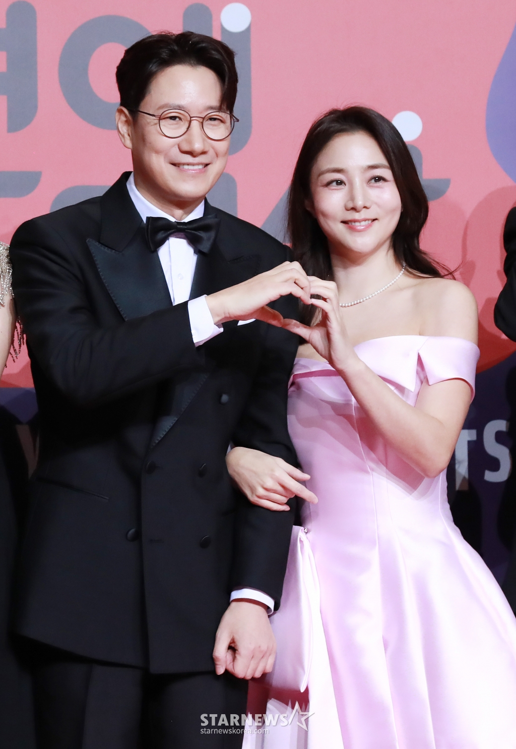 조우종-정다은 부부가 29일 오후 서울 상암동 SBS 프리즘센터에서 진행된 2023 SBS 연예대상 포토월 행사에 참석해 포즈를 취하고 있다. /2023.12.30 /사진=이동훈