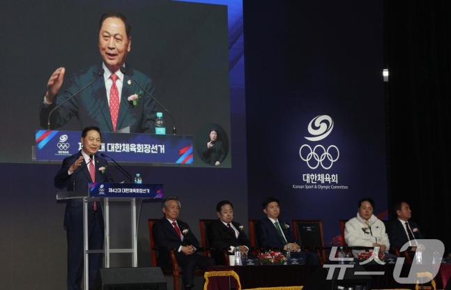 14일 오후 서울 송파구 올림픽공원 올림픽홀에서 열린 제42대 대한체육회장선거에 앞서 강태선 후보가 정견발표를 하고 있다. /사진=뉴스1