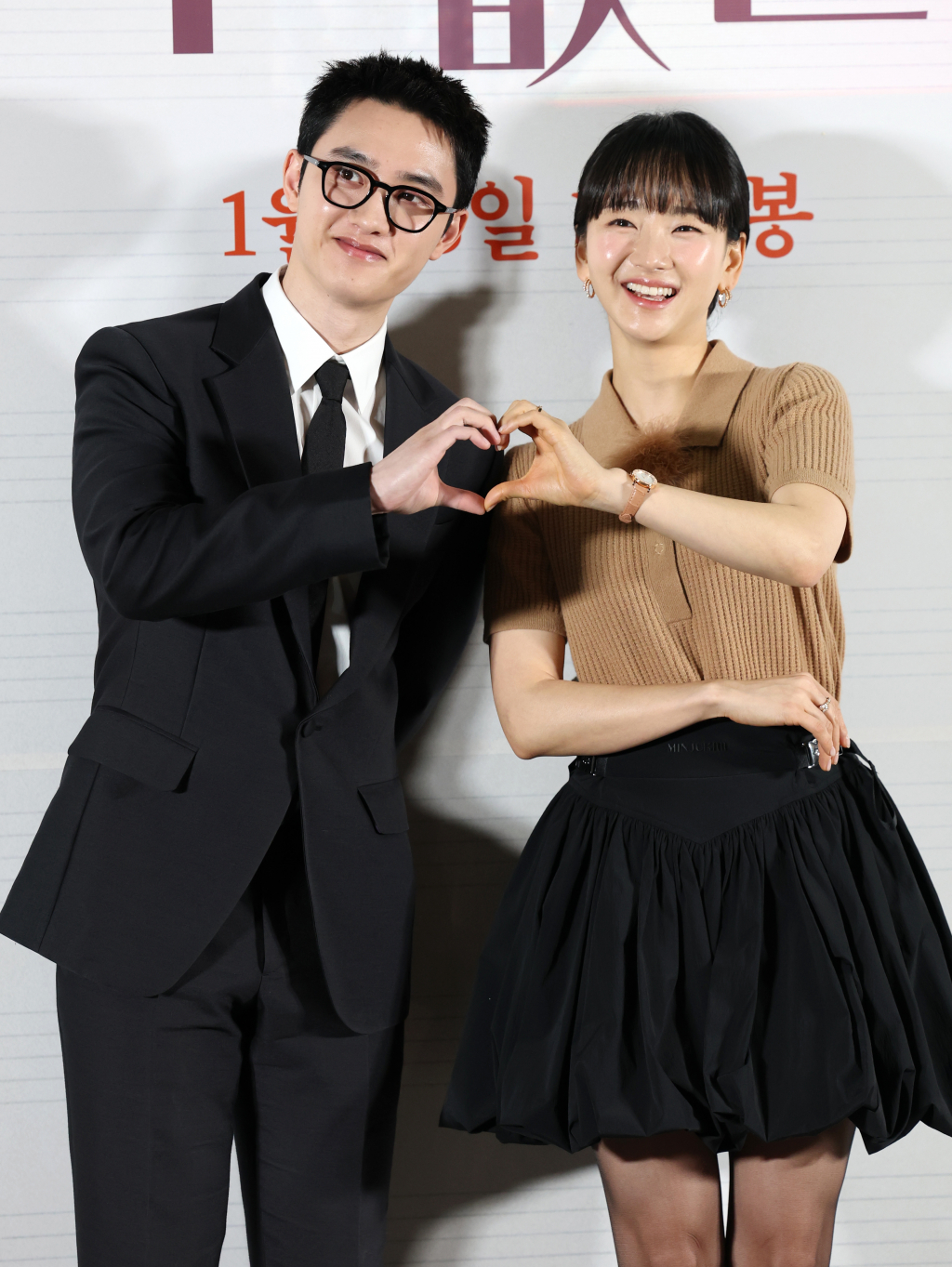(서울=뉴스1) 권현진 기자 = 배우 도경수와 원진아(오른쪽)가 14일 서울 강남구 메가박스 코엑스에서 열린 영화 '말할 수 없는 비밀'(감독 서유민) 언론시사회에 참석해 포즈를 취하고 있다. '말할 수 없는 비밀'은 시간의 비밀이 숨겨진 캠퍼스 연습실에서 유준과 정아가 우연히 마주치면서 시작되는, 기적 같은 마법의 순간을 담은 판타지 로맨스 영화다. 2025.1.14/뉴스1 Copyright (C) 뉴스1. All rights reserved. 무단 전재 및 재배포, AI학습 이용 금지. /사진=(서울=뉴스1) 권현진 기자
