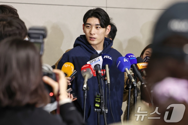 샌프란시스코 이정후가 13일 인천국제공항을 통해 미국으로 출국하기 전 인터뷰를 하고 있다. /사진=뉴스1 제공
