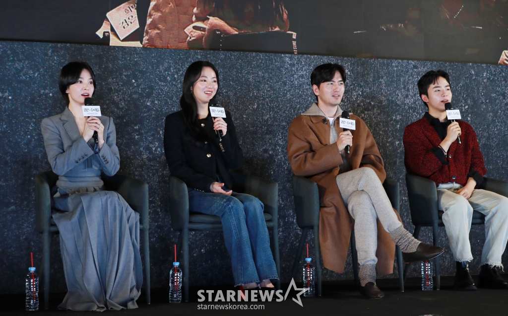 배우 송혜교, 전여빈, 이진욱, 문우진이 14일 오후 서울 롯데시네마 월드점에서 진행된 영화 '검은 수녀들'(감독 권혁재) 쇼케이스에 참석해 인사말을 하고 있다. /2025.01.14 /사진=이동훈 photoguy@