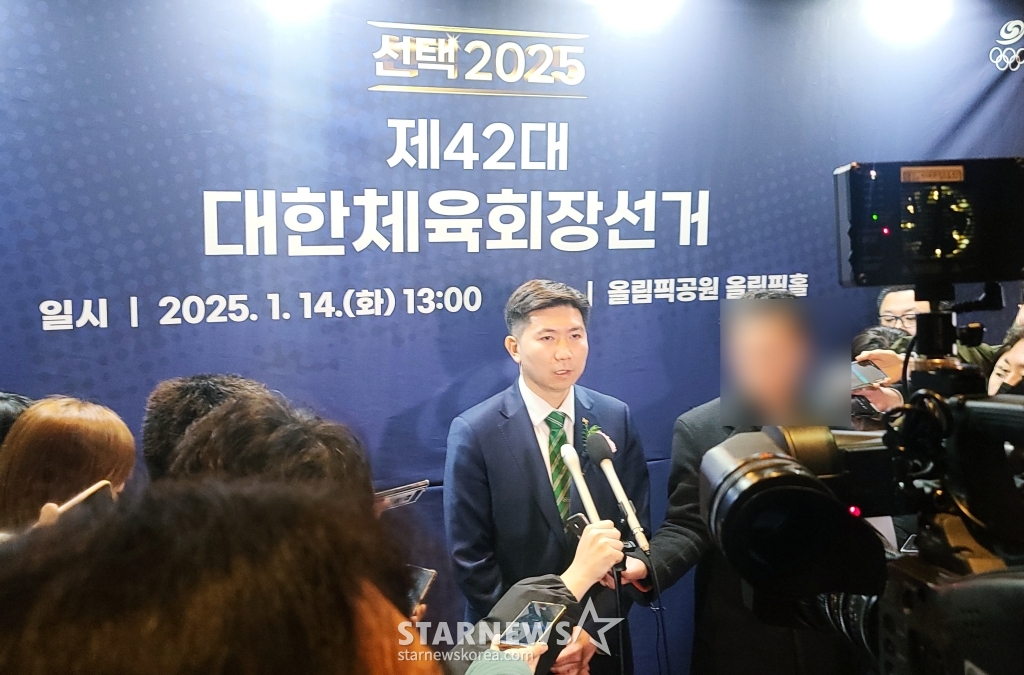 유승민 후보가 14일 서울 송파구 올림픽공원 올림픽홀에서 열린 제42대 대한체육회장선거에서 당선된 후 취재진과 만나 소감을 밝히고 있다. /사진=김우종 기자