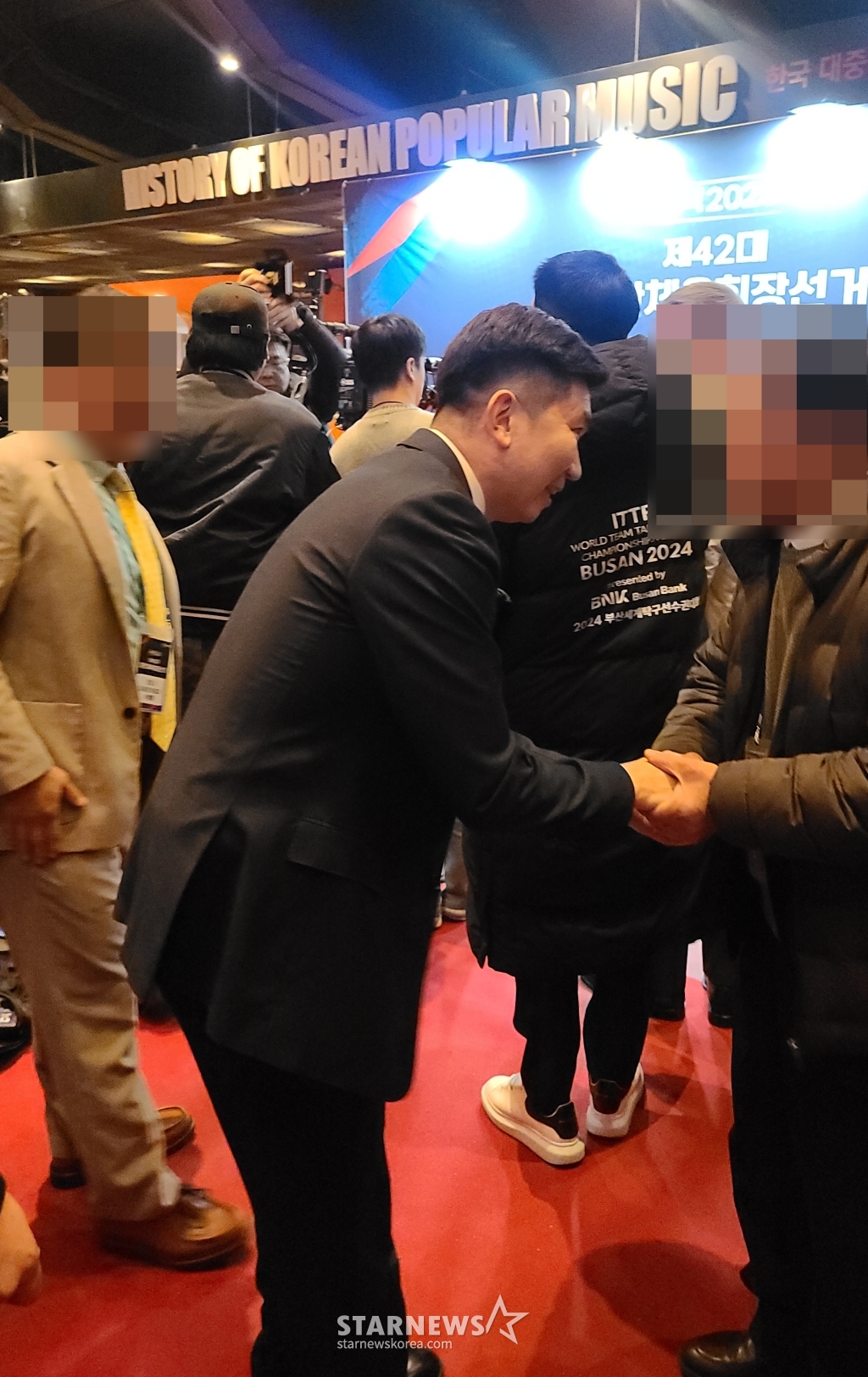 유승민 후보가 14일 서울 송파구 올림픽공원 올림픽홀에서 열린 제42대 대한체육회장선거에서 당선된 후 축하 인사를 나누고 있다. /사진=김우종 기자