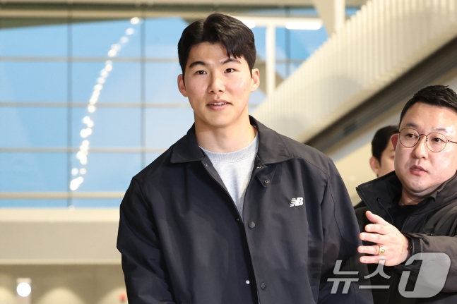 LA 다저스 김혜성이 14일 인천국제공항을 통해 출국하기에 앞서 공항에 들어서고 있다. /사진=뉴스1