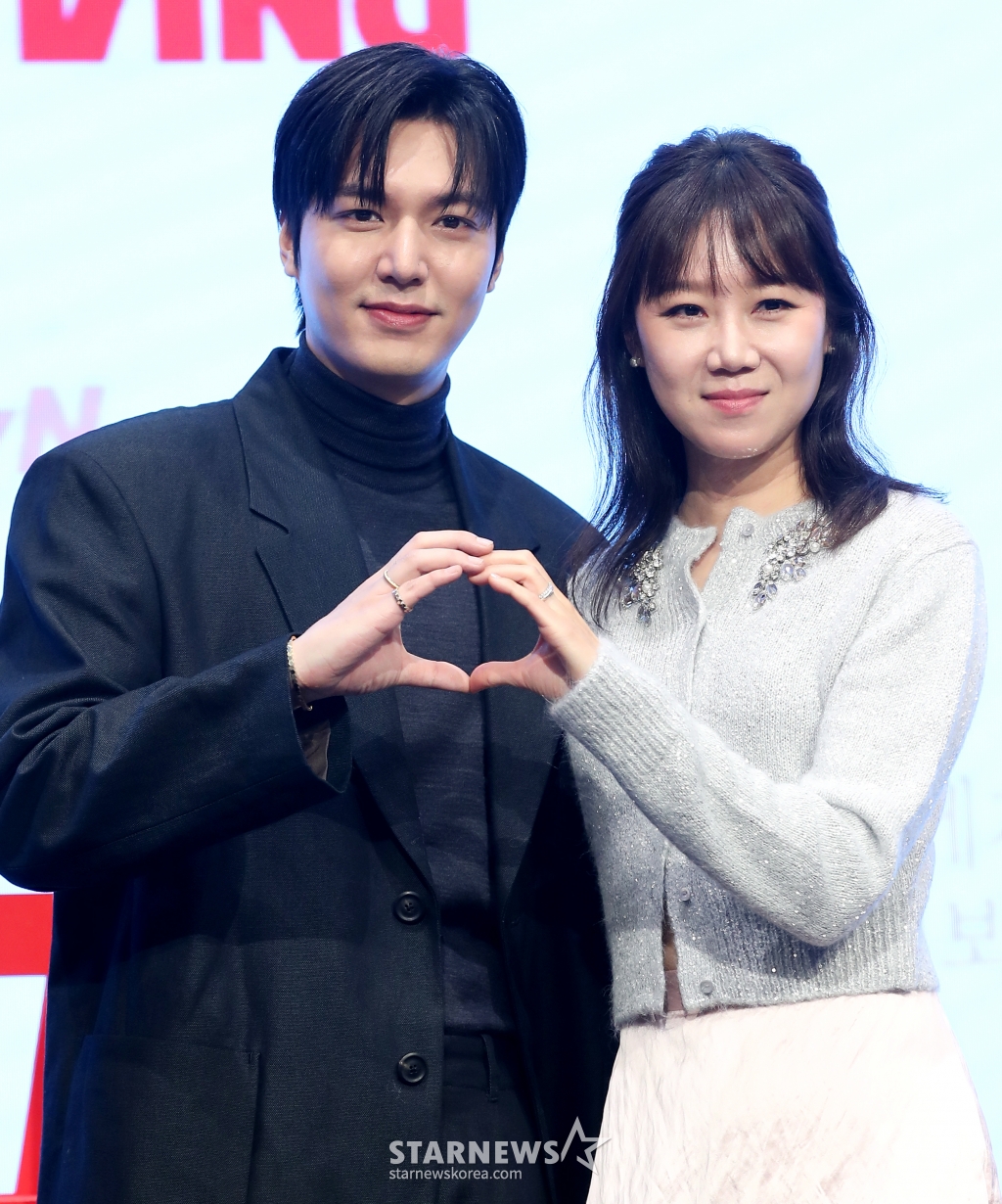 (서울=뉴스1) 권현진 기자 = 배우 이민호와 공효진(오른쪽)이 18일 오후 서울 구로구 신도림 더 세인트에서 열린 tvN 새 토일드라마 '별들에게 물어봐' (극본 서숙향, 연출 박신우) 제작발표회에 참석해 포즈를 취하고 있다.  '별들에게 물어봐'는 무중력 우주 정거장에서 일하는 보스 이브(공효진 분)와 비밀스러운 미션을 가진 불청객 공룡(이민호 분)의 지구 밖 생활기를 그린 작품이다. 2024.12.18/뉴스1  Copyright (C) 뉴스1. All rights reserved. 무단 전재 및 재배포,  AI학습 이용 금지. /사진=(서울=뉴스1) 권현진 기자