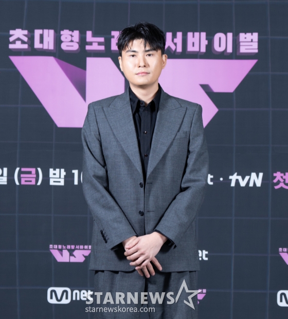 가수 카더가든이 20일 오전 온라인으로 진행된 엠넷 예능 '초대형 노래방 서바이벌 VS' 제작발표회에 참석해 포즈를 취하고 있다. 우승 상금 1억원을 두고 벌이는 노래방 보컬들의 치열한 쇼다운 '초대형 노래방 서바이벌 VS'는 오늘(20일) 첫 방송된다. /사진제공=엠넷 2023.10.20 /사진=이동훈