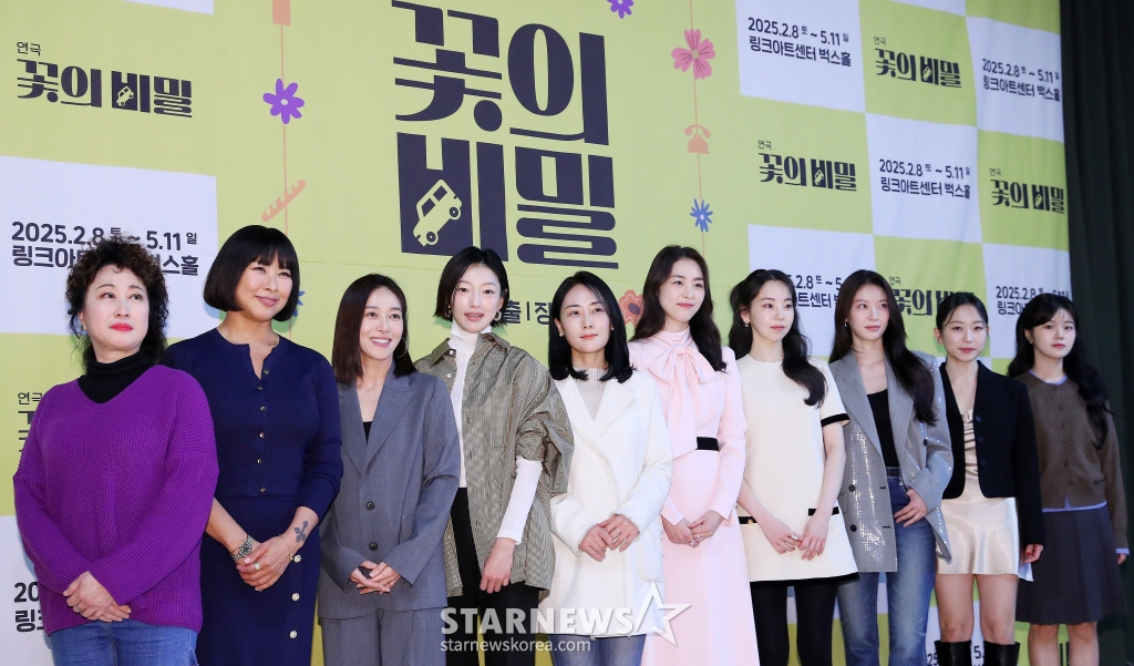 배우 박선옥(왼쪽부터), 정영주, 장영남, 이엘, 조연진, 이연희, 안소희, 공승연, 김슬기, 박지예가 15일 오후 서울 종로구 동숭동 예술가의 집에서 진행된 연극 '꽃의 비밀' 제작발표회에 참석해 포즈를 취하고 있다. '꽃의 비밀'은 축구에 빠져 집안일을 소홀히 하던 가부장적인 남편들이 하루아침에 사라지며 벌어지는 이야기를 그린 유쾌한 코미디극이다. 오는 2월 8일부터 5월 11일까지 링크아트센터 벅스홀에서 공연된다. 2025.01.15 /사진=김창현 chmt@
