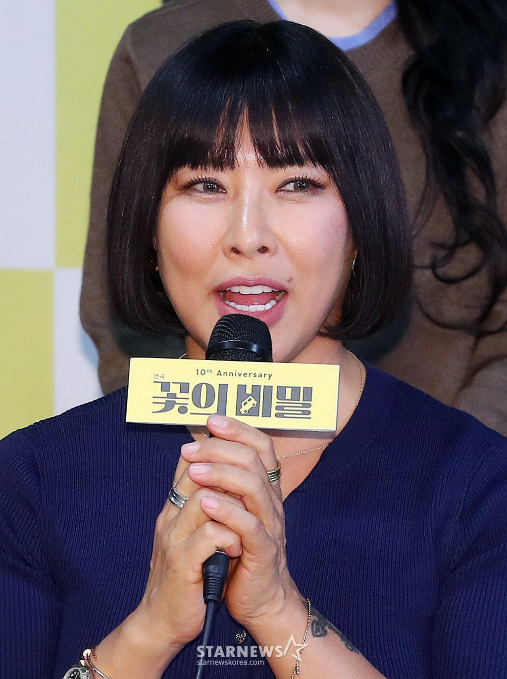 배우 정영주가 15일 오후 서울 종로구 동숭동 예술가의 집에서 진행된 연극 '꽃의 비밀' 제작발표회에 참석해 인사말을 하고 있다. '꽃의 비밀'은 축구에 빠져 집안일을 소홀히 하던 가부장적인 남편들이 하루아침에 사라지며 벌어지는 이야기를 그린 유쾌한 코미디극이다. 오는 2월 8일부터 5월 11일까지 링크아트센터 벅스홀에서 공연된다. 2025.01.15 /사진=김창현 chmt@
