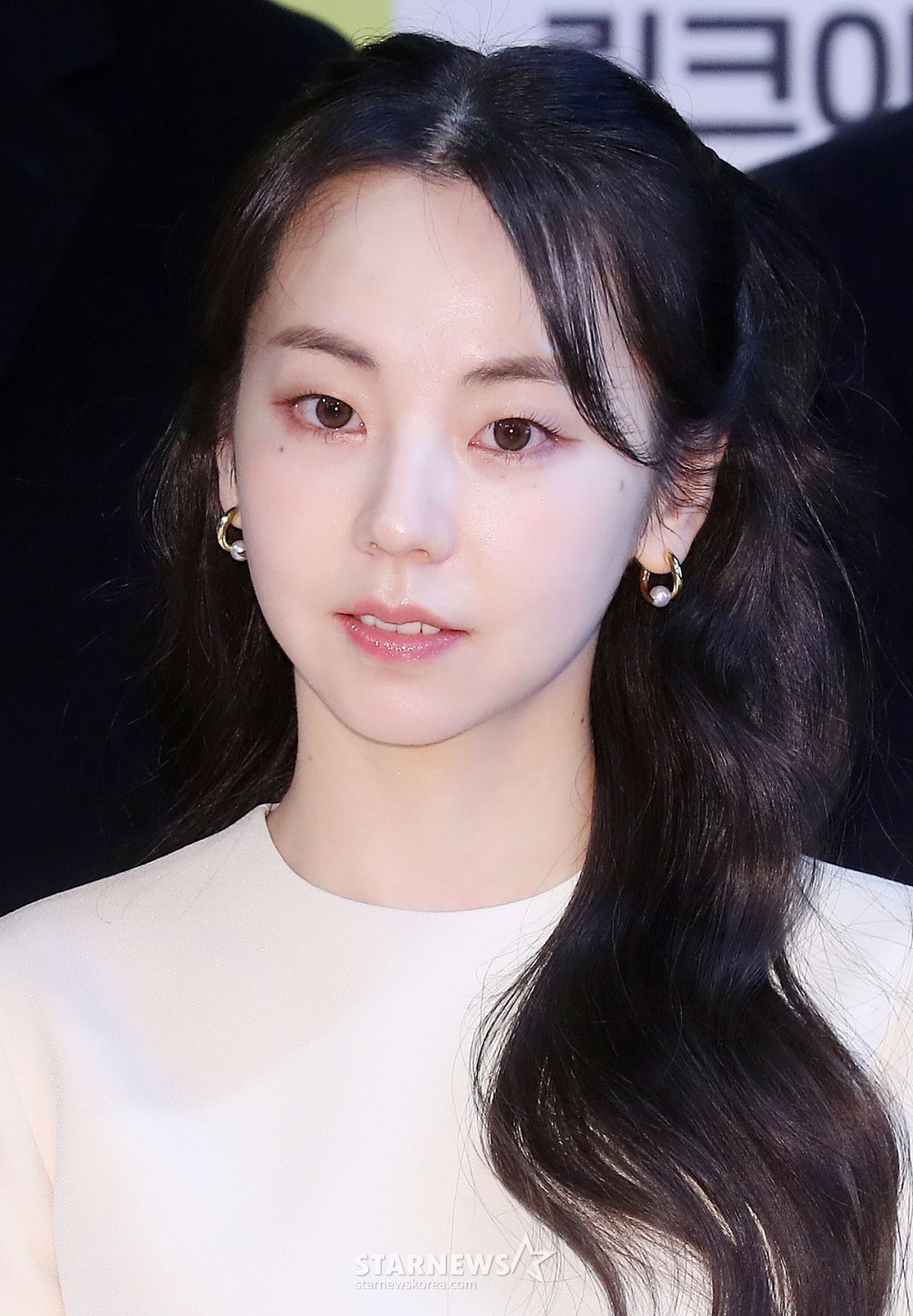 배우 안소희가 15일 오후 서울 종로구 동숭동 예술가의 집에서 진행된 연극 '꽃의 비밀' 제작발표회에 참석해 취재진을 바라보고 있다. '꽃의 비밀'은 축구에 빠져 집안일을 소홀히 하던 가부장적인 남편들이 하루아침에 사라지며 벌어지는 이야기를 그린 유쾌한 코미디극이다. 오는 2월 8일부터 5월 11일까지 링크아트센터 벅스홀에서 공연된다. 2025.01.15 /사진=김창현 chmt@