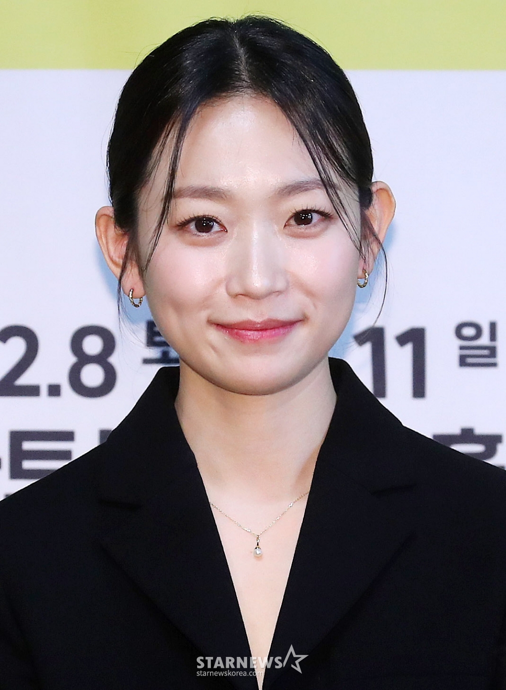 배우 김슬기가 15일 오후 서울 종로구 동숭동 예술가의 집에서 진행된 연극 '꽃의 비밀' 제작발표회에 참석해 미소를 짓고 있다. '꽃의 비밀'은 축구에 빠져 집안일을 소홀히 하던 가부장적인 남편들이 하루아침에 사라지며 벌어지는 이야기를 그린 유쾌한 코미디극이다. 오는 2월 8일부터 5월 11일까지 링크아트센터 벅스홀에서 공연된다. 2025.01.15 /사진=김창현 chmt@