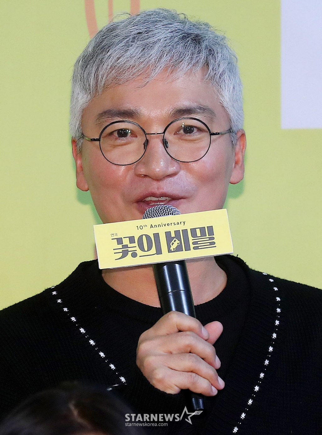 배우 조재윤이 15일 오후 서울 종로구 동숭동 예술가의 집에서 진행된 연극 '꽃의 비밀' 제작발표회에 참석해 인사말을 하고 있다. '꽃의 비밀'은 축구에 빠져 집안일을 소홀히 하던 가부장적인 남편들이 하루아침에 사라지며 벌어지는 이야기를 그린 유쾌한 코미디극이다. 오는 2월 8일부터 5월 11일까지 링크아트센터 벅스홀에서 공연된다. 2025.01.15 /사진=김창현 chmt@
