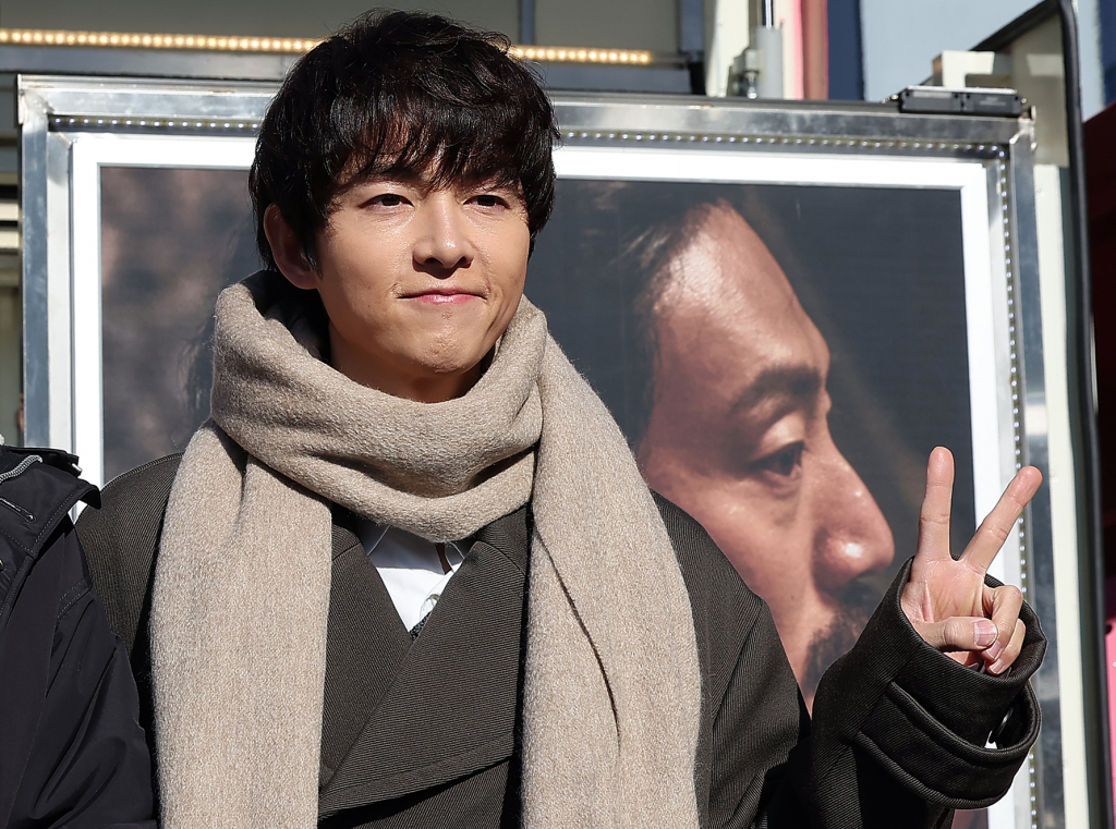 (서울=뉴스1) 김진환 기자 = 배우 송중기가 24일 오전 서울 중구 프레스센터 앞 광장에서 열린 영화 ‘보고타 : 마지막 기회의 땅' 깜짝 이벤트에 참석해 포즈를 취하고 있다. 2024.12.24/뉴스1 Copyright (C) 뉴스1. All rights reserved. 무단 전재 및 재배포, AI학습 이용 금지. /사진=(서울=뉴스1) 김진환 기자
