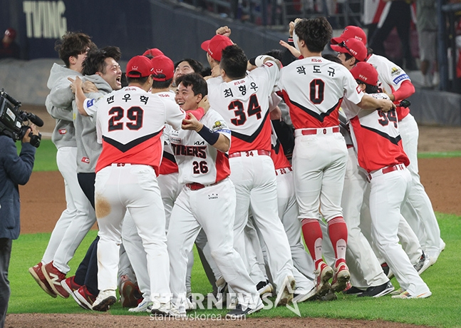'2024 KBO 포스트시즌 한국시리즈 5차전' KIA-삼성전이 28일 광주-기아챔피언스필드에서 열렸다. KIA가 5차전 삼성에 승리히며 4승 1패로 한국시리즈 우승을 차지했다. 선수들이 마운드에 모여 기쁨을 나누고 있다. /사진=김진경 대기자