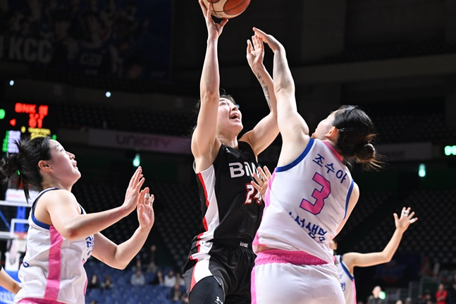 BNK 김소니아(가운데)가 16일 삼성생명전에서 수비를 뚫고 결승 득점을 올리고 있다. /사진=WKBL 제공