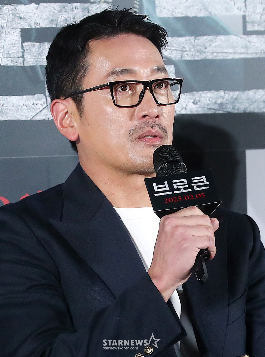 배우 하정우가 6일 오전 서울 광진구 롯데시네마 건대입구에서 진행된 영화 '브로큰' 제작보고회에 참석해 인사말을 하고 있다. '브로큰'은 시체로 돌아온 동생과 사라진 그의 아내, 사건을 예견한 베스트셀러 소설까지, 모든 것이 얽혀버린 그날 밤의 진실을 밝히기 위해 끝까지 달려가는 민태(하정우 분)의 분노의 추적을 그린 이야기. 오는 2월 5일 개봉. 2025.01.06 /사진=김창현 chmt@