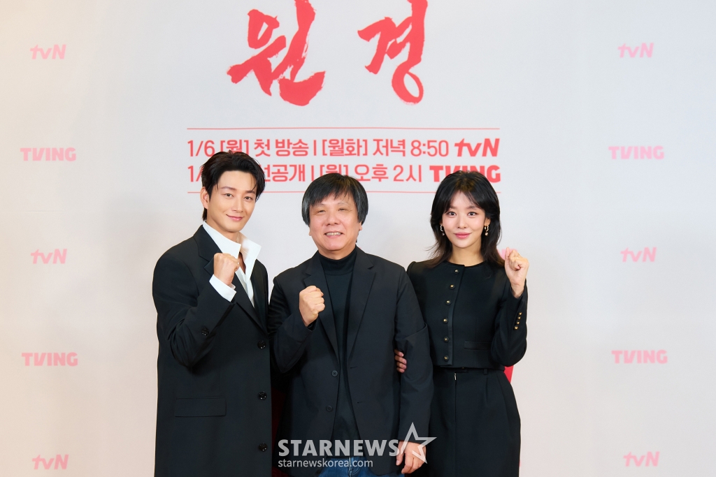 배우 이현욱, 김상호 감독, 배으 차주영이 6일 오전 온라인으로 진행된 tvN·티빙 드라마 '원경'(극본 이영미, 연출 김상호) 제작발표회에 참석해 포즈를 취하고 있다. /사진제공=CJENM 2025.01.06 /사진=이동훈 photoguy@