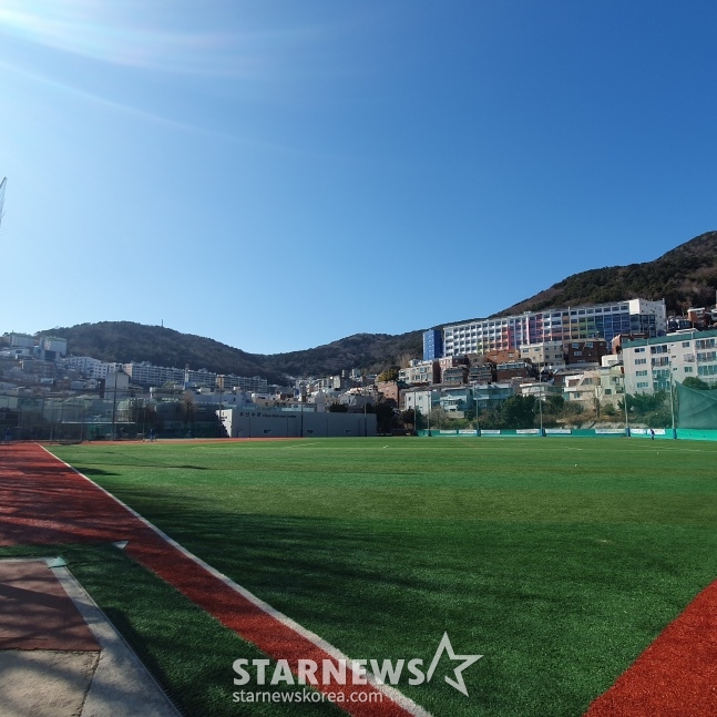 부산고 그라운드. 외야 그라운드 왼쪽 너머에는 가정집들이 가깝게 붙어 있다. /사진=김동윤 기자