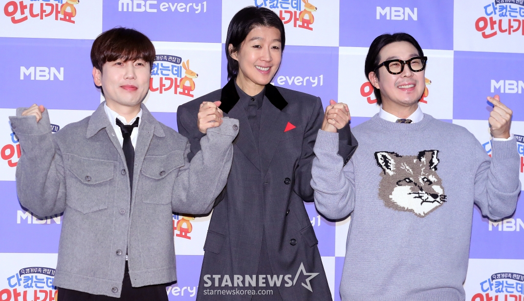 방송인 남창희, 홍진경, 하하가 17일 오전 서울 마포구 상암동 스탠포드 호텔에서 진행된 MBC에브리원 '다 컸는데 안 나가요' 제작발표회에 참석해 포즈를 취하고 있다. '다 컸는데 안 나가요'는 높은 물가와 집값 상승으로 청년 2명 중 1명이 '캥거루족'이라는 요즘 시대에 부모님과 함께 살아가는 스타들의 일상을 공개하는 관찰 예능 프로그램이다. 오는 18일 첫 방송. 2025.01.17 /사진=김창현 chmt@