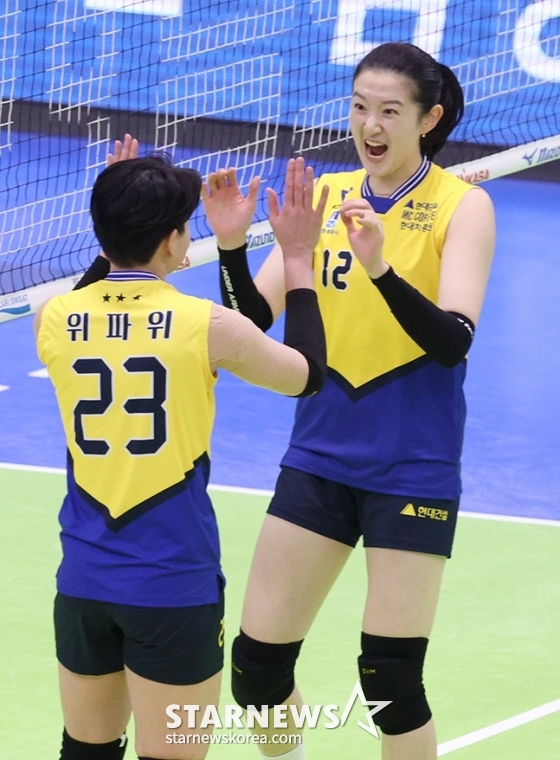 현대건설 위파위(왼쪽)가 결정적인 공격을 성공시킨 후 이다현과 기뻐하고 있다. /사진=김진경 대기자