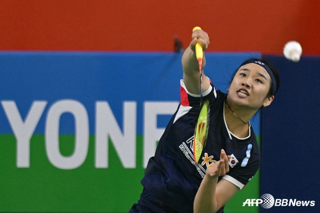 안세영이 17일 BWF 인도 오픈 여자 단식 8강전에서 강력한 스매시를 날리고 있다. /AFPBBNews=뉴스1