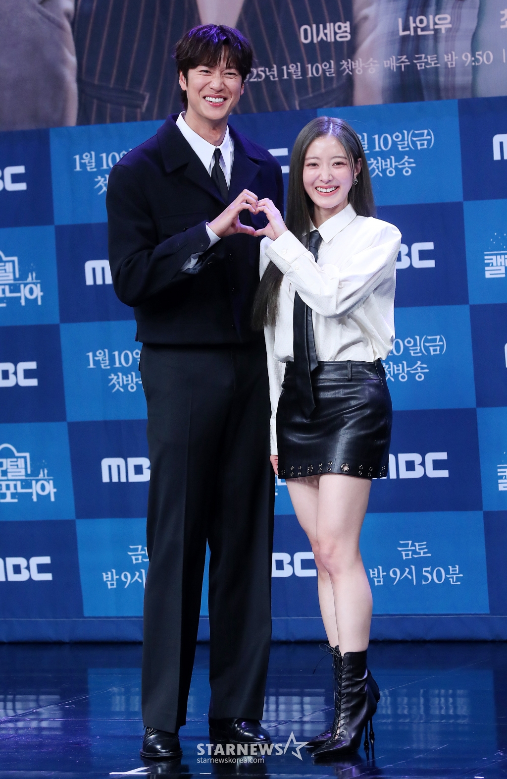 배우 나인우, 이세영이 9일 오후 서울 마포구 상암동 MBC사옥에서 진행된 금토드라마 '모텔 캘리포니아' 제작발표회에 참석해 포즈를 취하고 있다. '모텔 캘리포니아'는 시골의 모텔에서 태어나 모텔에서 자란 지강희(이세영 분)가 12년 전 도망친 고향에서 첫사랑 천연수(나인우 분)과 재회하며 겪는 우여곡절 첫사랑 리모델링 로맨스. 2019년 심윤서 작가의 인기 소설 '홈, 비터 홈'을 원작으로 한다. 오는 10일 첫 방송. 2025.01.09 /사진=김창현 chmt@