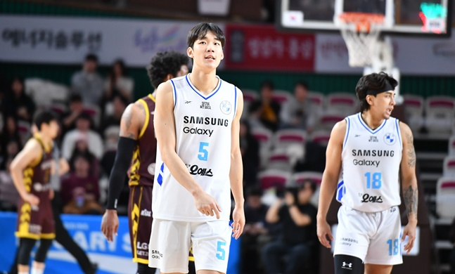 삼성 이원석(왼쪽)과 저스틴 구탕. /사진=KBL 제공