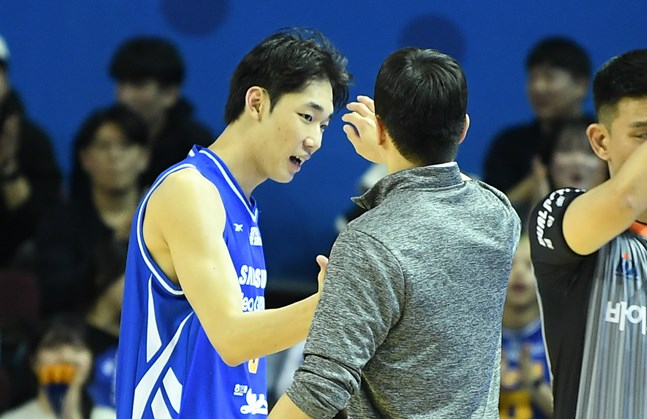 삼성 이원석(왼쪽)과 김효범 감독. /사진=KBL 제공