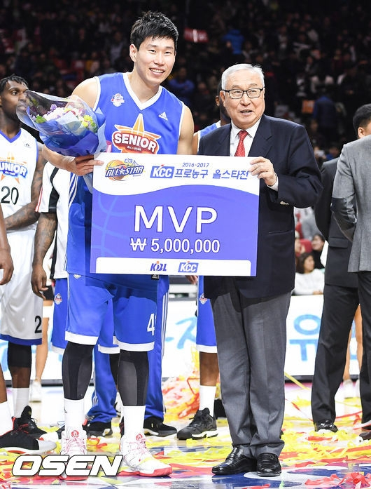 오세근(왼쪽)이 2016~17시즌 KBL 올스타전 MVP를 수상하고 있다.