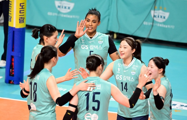 GS칼텍스 선수단이 19일 서울 장충체육관에서 열린 페퍼저축은행과 4라운드 경기에서 득점 후 기뻐하고 있다. /사진=한국배구연맹 제공