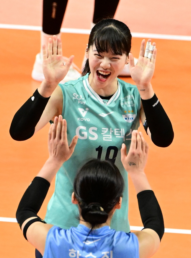 GS칼텍스 유서연이 19일 서울 장충체육관에서 열린 페퍼저축은행과 4라운드 경기에서 득점 후 기뻐하고 있다. /사진=한국배구연맹 제공