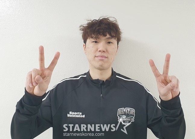 현대모비스 이우석이 인터뷰 후 포즈를 취하고 있다. /사진=양정웅 기자