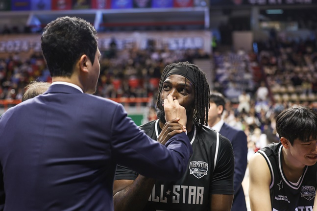 SK 전희철 감독(왼쪽)과 자밀 워니. /사진=KBL 제공