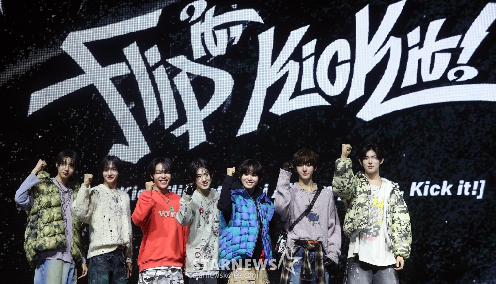 JYP 신인 그룹 킥플립(KickFlip)이 20일 오후 서울 광진구 예스24 라이브홀에서 진행된 첫 미니 앨범 'Flip it, Kick it!'(플립 잇, 킥 잇!) 발매 기념 쇼케이스에 참석해 포즈를 취하고 있다. 킥플립의 이번 데뷔 앨범에는 타이틀곡 'Mama Said (뭐가 되려고?)'를 필두로 '응 그래', 'WARRIORS'(워리어스), 'Knock Knock'(낙 낙), 'Like A Monster'(라이크 어 몬스터), '내일에서 만나'까지 총 6트랙이 수록됐다. 2025.01.20 /사진=김창현 chmt@