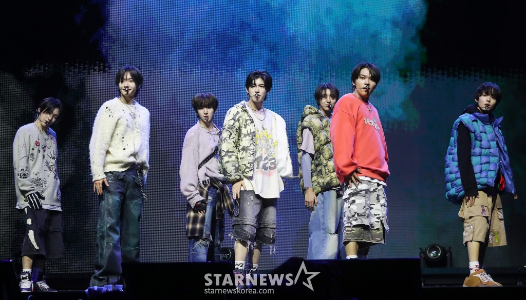 JYP 신인 그룹 킥플립(KickFlip)이 20일 오후 서울 광진구 예스24 라이브홀에서 진행된 첫 미니 앨범 'Flip it, Kick it!'(플립 잇, 킥 잇!) 발매 기념 쇼케이스에 참석해 멋진 무대를 선보이고 있다. 킥플립의 이번 데뷔 앨범에는 타이틀곡 'Mama Said (뭐가 되려고?)'를 필두로 '응 그래', 'WARRIORS'(워리어스), 'Knock Knock'(낙 낙), 'Like A Monster'(라이크 어 몬스터), '내일에서 만나'까지 총 6트랙이 수록됐다. 2025.01.20 /사진=김창현 chmt@