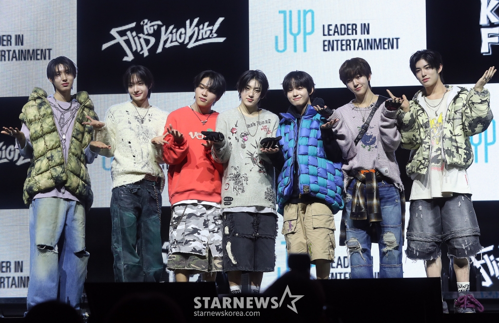 JYP 신인 그룹 킥플립(KickFlip)이 20일 오후 서울 광진구 예스24 라이브홀에서 진행된 첫 미니 앨범 'Flip it, Kick it!'(플립 잇, 킥 잇!) 발매 기념 쇼케이스에 참석해 포즈를 취하고 있다. 킥플립의 이번 데뷔 앨범에는 타이틀곡 'Mama Said (뭐가 되려고?)'를 필두로 '응 그래', 'WARRIORS'(워리어스), 'Knock Knock'(낙 낙), 'Like A Monster'(라이크 어 몬스터), '내일에서 만나'까지 총 6트랙이 수록됐다. 2025.01.20 /사진=김창현 chmt@