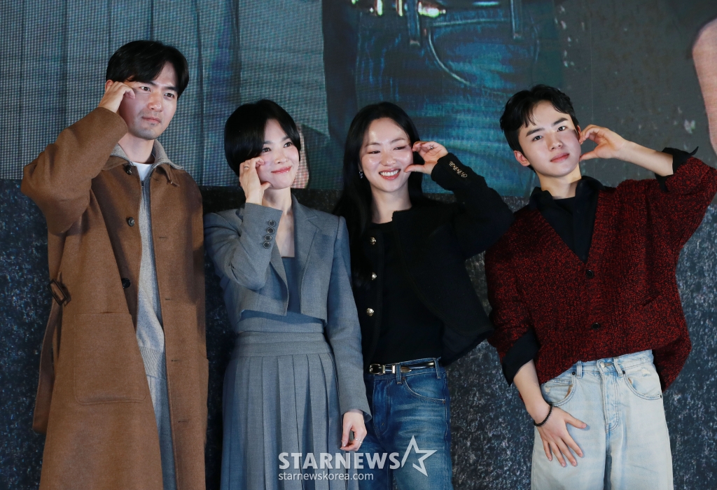 배우 이진욱, 송혜교, 전여빈, 문우진이 14일 오후 서울 롯데시네마 월드점에서 진행된 영화 '검은 수녀들'(감독 권혁재) 쇼케이스에 참석해 포즈를 취하고 있다. /2025.01.14 /사진=이동훈 photoguy@